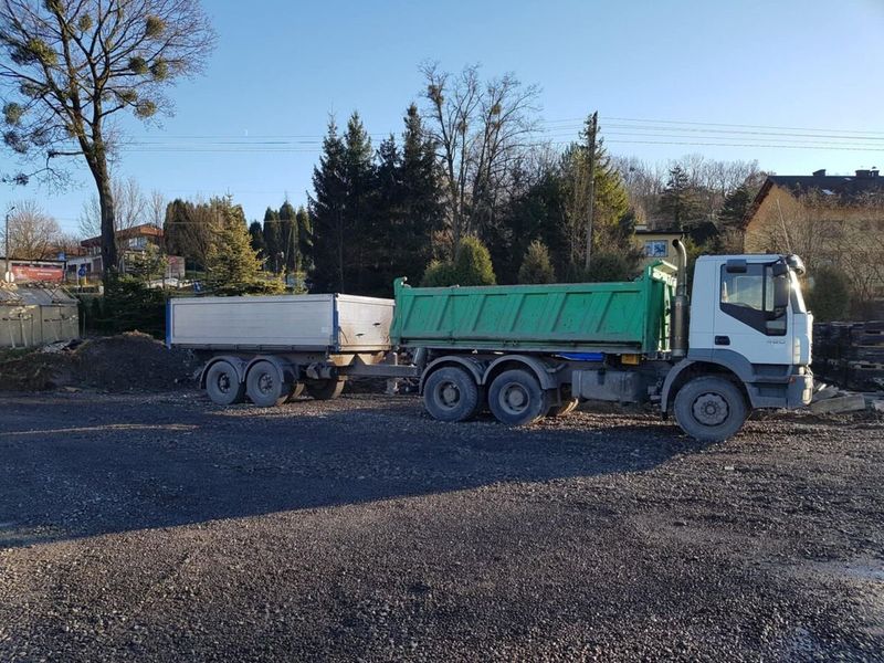 Dostawa kruszywa wywrotką na drogę, okolice Cieszyna