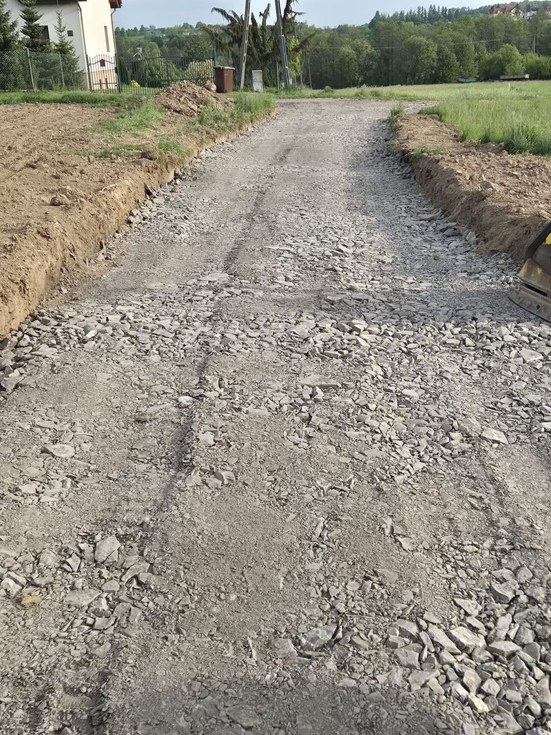 Droga dojazdowa utwardzona kruszywem, rejon Cieszyna