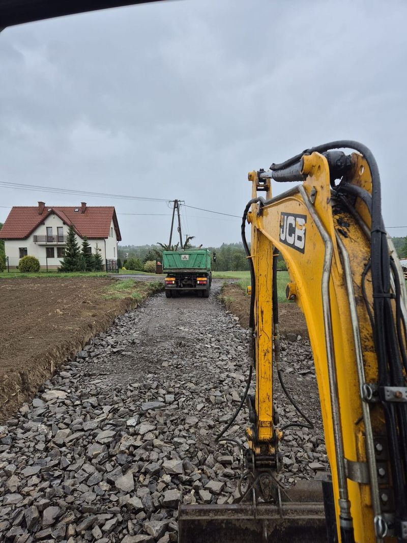 Koparka przy budowie drogi dojazdowej, rejon Cieszyna