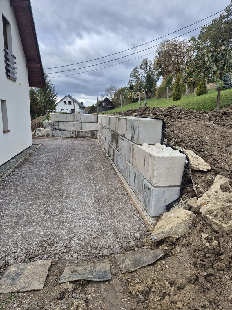 Mur oporowy przy posesji, mury oporowe Śląsk Cieszyński