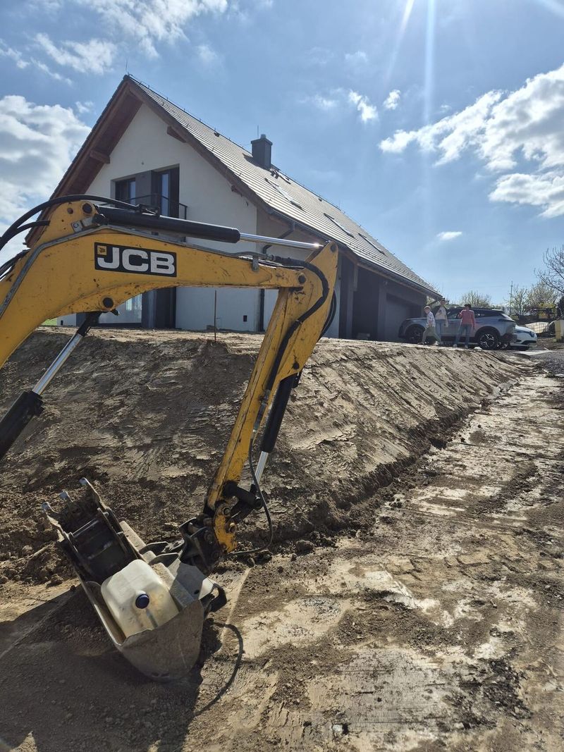Prace ziemne koparką przy budowie domu, Cieszyn