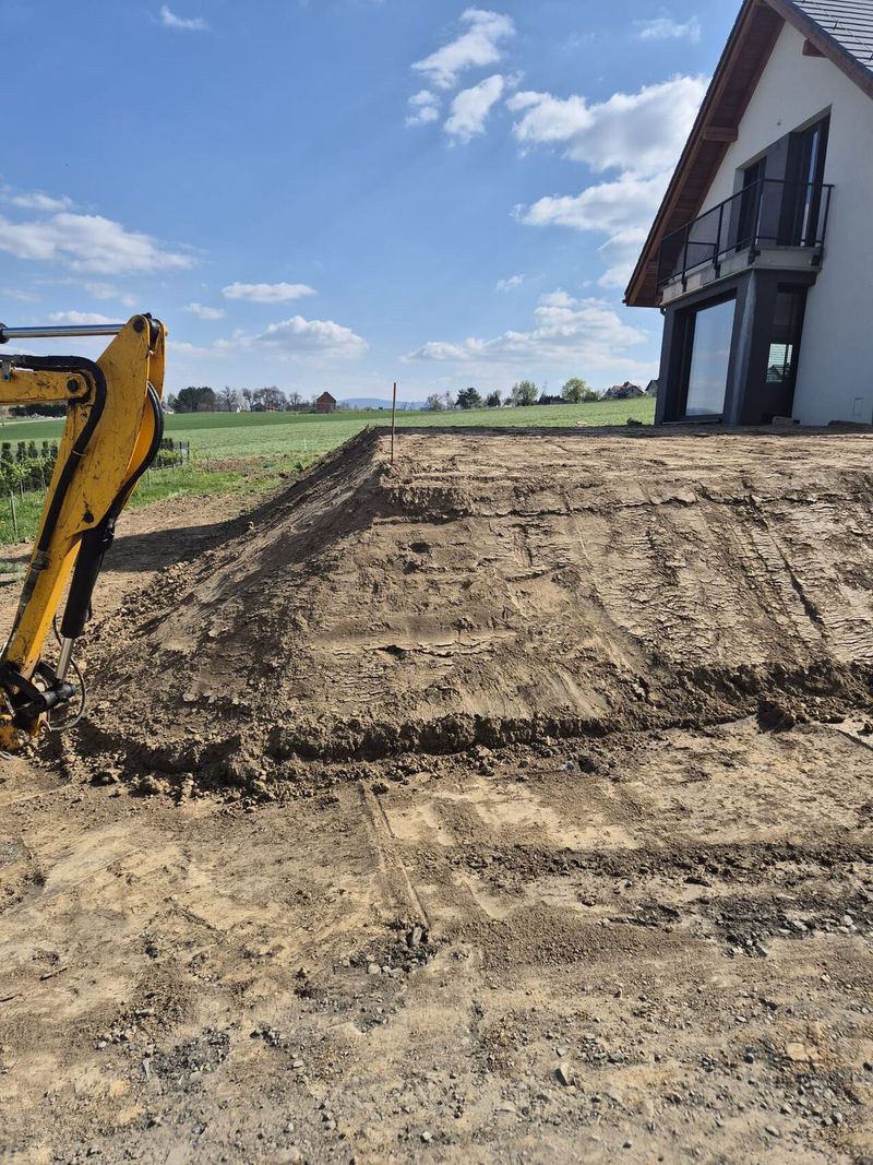 Równanie terenu koparką pod trawnik, okolice Cieszyna